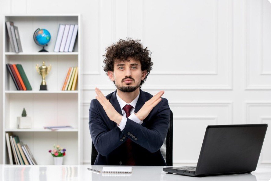 Fault-tolerant system architecture with redundant servers, databases, and network paths ensuring high availability and zero downtime